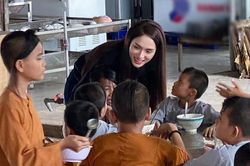 Không váy xòe hàng hiệu, Hương Giang ăn mặc đơn giản đi làm từ thiện nhưng ai cũng thấy đẹp