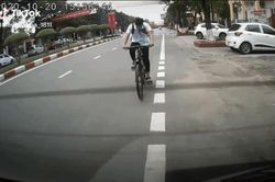 Cúi gằm mặt đạp xe, nam sinh tông trực diện vào đầu ô tô nhưng thái độ sau đó mới là điều khiến nhiều người lo lắng