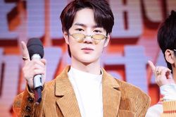 Một Vương Nhất Bác ngơ ngơ tiếp tục xuất hiện trên sóng truyền hình