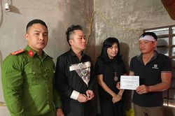 Thanh Lam, Tùng Dương nghẹn ngào khi trao quà cứu trợ người dân Hà Tĩnh