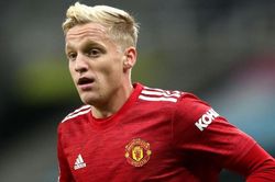 'Man Utd không cần Van de Beek'