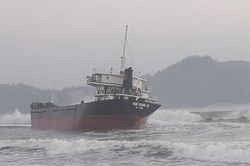 Kịp thời cứu các thuyền viên trên tàu hàng Nam Khánh bị mắc cạn