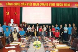 Cấp bằng tốt nghiệp Trung cấp lý luận chính trị cho 70 học viên khóa III