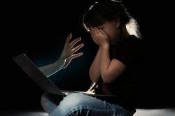Cùng giang tay bảo vệ bé gái
