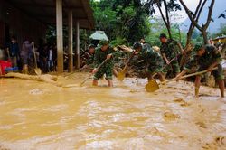 Sau bão lũ, một xã ở Quảng Trị ngập trong lớp bùn dày gần 1 mét