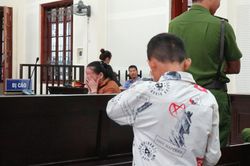 Nhói lòng hình ảnh đứa trẻ mồ côi cha bật khóc khi gặp mẹ tại tòa