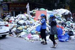Rác lại bủa vây nội thành Hà Nội