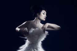 Phương Trinh Jolie bán nuy, hóa thiên nga trắng gây thổn thức