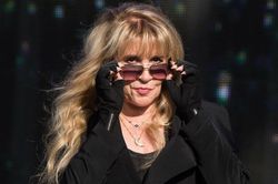 Stevie Nicks cay đắng thừa nhận tiêm botox khiến cô giống quỷ satan