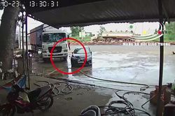 Clip: Không hề xảy ra va chạm, tài xế container vẫn bị chủ xe ô tô chạy đến 'ăn vạ'