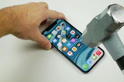 Màn hình iPhone 12 Pro có bền không cứ dùng búa đập thử là biết