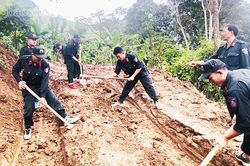 Tiểu đoàn Cảnh sát cơ động hành quân dã ngoại giúp đỡ nhân dân