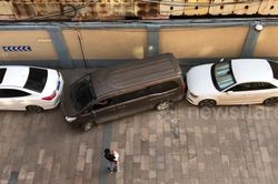 Xem 'thánh lái' rút xe khỏi chỗ đỗ hẹp