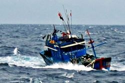 Sóng đánh lật thuyền máy một ngư dân mất tích