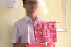 Nam sinh cười rất tươi đứng cạnh bục giảng, ai nấy đoán già đoán non hành động này cho đến khi nhìn xuống 'vật thể lạ' trong tay