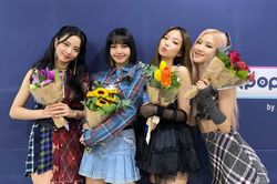 Netizen không hiểu vì sao stylist lại cho Jisoo mặc chiếc áo chắp vá te tua lên sân khấu