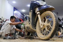 Người dân xếp hàng sửa xe máy sau lũ