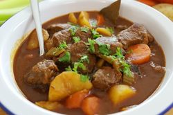 Cách làm thịt bò hầm khoai tây, cà rốt