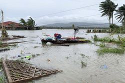 Làng mạc chìm trong biển nước khi bão Molave quét qua Philippines