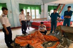 Bộ Tư lệnh Vùng Cảnh sát biển 2 tặng phao bè cứu sinh tự thổi cho vùng rốn lũ