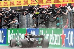 Thắng GP Bồ Đào Nha, Hamilton phá kỷ lục của Schumacher