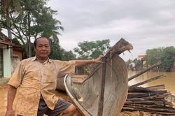 Chèo đò cứu 100 người trong lũ