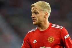 Patrice Evra: 'Man Utd không cần Van de Beek'