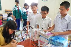 Học sinh Nghệ An nâng niu sách vở tặng bạn vùng lũ