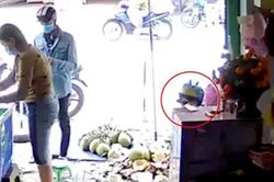 Clip: Nam thanh niên xúi bé trai trộm điện thoại của người bán dừa gây bức xúc