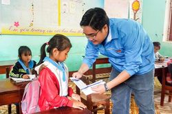 Thành Đoàn TPHCM tiếp sức học trò vùng lũ trong ngày đầu trở lại học tập