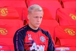 Solskjaer liên tục bị chất vấn vì 'bỏ rơi' Van de Beek