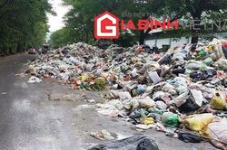 Dân 'chết ngạt' vì rác thải chất đống hàng km trên đường Trần Hữu Dực - Hà Nội