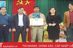 Cẩm Xuyên khen thưởng cá nhân 2 ngày 'quên ăn' cứu hàng trăm người dân vùng lũ
