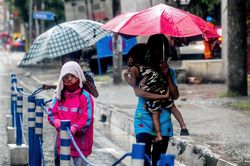 Bão Molave càn quét qua đảo Luzon của Philippines, 12 ngư dân mất tích