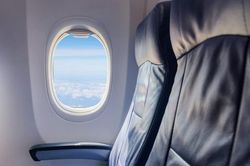 Đố bạn biết vì sao cửa sổ máy bay luôn có hình tròn?