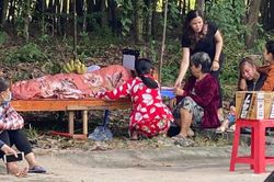 Nam thanh niên 18 tuổi nghi bị điện giật tử vong, thi thể phải để ngoài lề đường khiến nhiều người xót xa