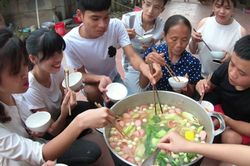 Dân mạng đặt nghi vấn bà Tân Vlog 'cài cắm' người tấm tắc khen đồ ăn ngon