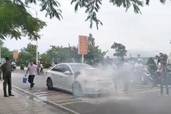Đang chạy trên đường, ô tô bất ngờ bốc cháy