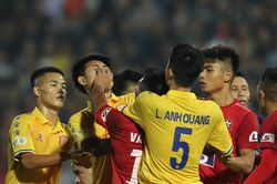 Cận cảnh hậu vệ Hải Phòng tát đối thủ, định 'tính sổ' cả trọng tài