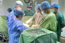 Cô gái 22 tuổi bị xe đầu kéo cán qua người thoát chết kì diệu