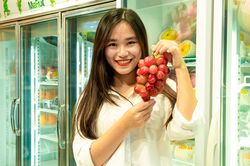 Thử ăn nho trái tim có giá gần 2,3 triệu đồng/kg ở TP.HCM