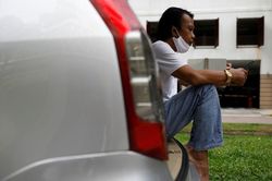 Hậu duệ hoàng gia Singapore lái xe taxi, làm nhân viên văn phòng