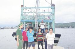 Tàu cá Bình Định cứu sống 5 ngư dân Phú Yên khi gặp nạn trên biển
