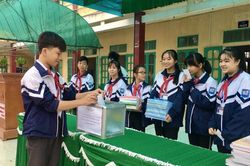 HS gom rác thải nhựa bên bờ biển bán ủng hộ vùng lũ