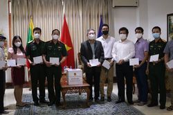 Đại sứ quán Việt Nam tại Myanmar quyên góp ủng hộ đồng bào miền Trung bị lũ lụt