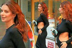 Mẫu nội y Emily Ratajkowski mang bầu nhưng vẫn mặc xuyên thấu sexy, không nội y ra phố