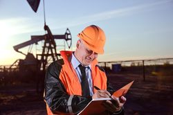 Cổ phiếu của Cenovus Energy giảm 15% sau khi công ty này mua Husky Energy