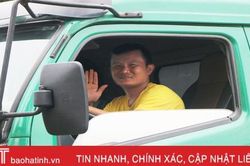 'Người vận chuyển miễn phí' giữa mùa lũ dữ ở Hà Tĩnh