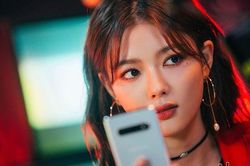 Kim Yoo Jung khoe nhan sắc xinh đẹp hiếm trong ảnh selfie ở nhà