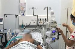 Bé trai phù phổi do ngạt nước hồ bơi